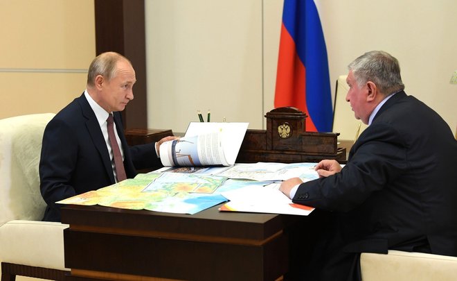 Сечин рассказал Путину о покупке 6 тыс. грузовиков и спецтехники у КАМАЗа