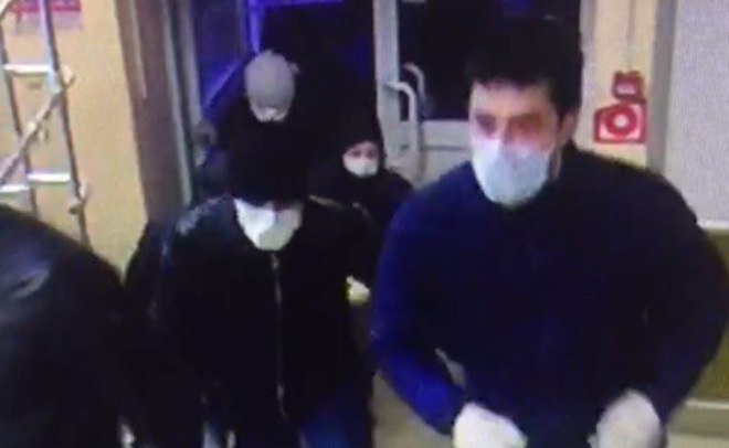 Появилось видео нападения неизвестных хулиганов на ТЦ «Алтын»