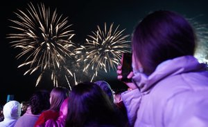 В Казани третий день выборов в Госдуму завершился праздничным салютом — видео