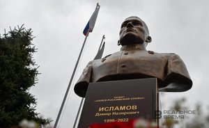 В школе Лениногорска открыли бюст Героя России Дамира Исламова — видео