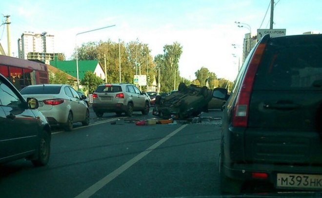В Казани на улице Аделя Кутуя перевернулся легковой автомобиль