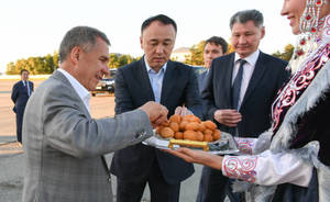 Минниханов прибыл в Казахстан для участия в Сабантуе