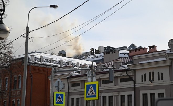 МЧС: угрозы распространения огня на нижние этажи ГУМа нет