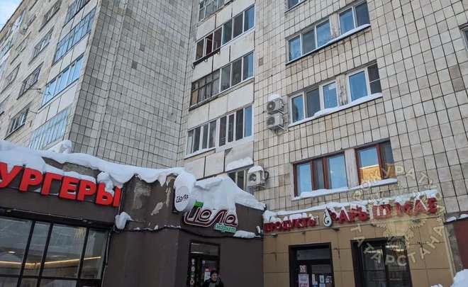 В Юдино мужчина выбросил ребенка из окна — его задержали