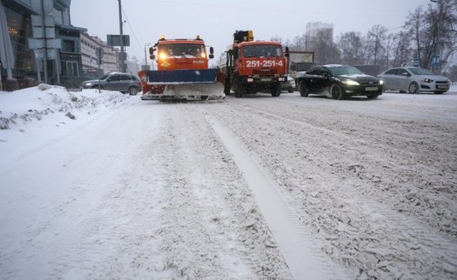 За сутки на дороги Казани высыпали более 1 тысячи тонн противогололедных материалов