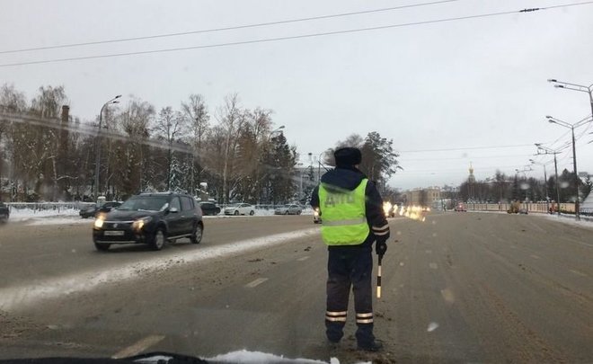 В Казани молодые люди на Cadillac устроили гонки по центру города