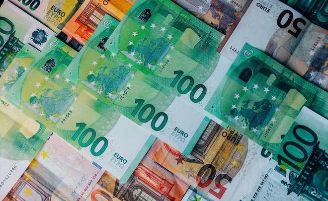 Курс доллара впервые с 11 июля поднялся выше 60 рублей, евро — выше 61 рубля