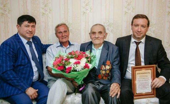 Сотрудники НКНХ поздравили с 95-летним юбилеем ветерана ВОВ, работавшего на предприятии