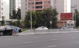 В Казани на улице Вишневского установили отбойник на разделительной полосе