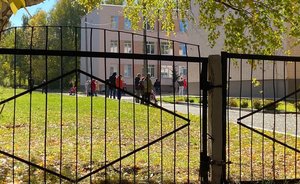 Полиция Казани проверила сообщение о неизвестном мужчине с ружьем недалеко от детсада — никого не обнаружили