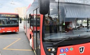 В Казани автобус застрял на трамвайных путях, пытаясь объехать пробку