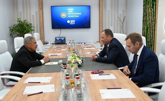 Раис Татарстана обсудил реализацию проектов с представителем президента России в ПФО