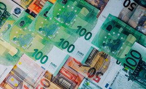 Курс евро на Мосбирже опустился ниже 75 рублей впервые с марта 2020 года