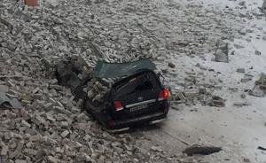 МЧС: в Казани стена авиазавода обрушилась на два автомобиля