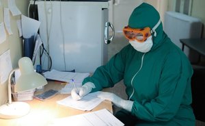 Житель Стамбула из-за положительных тестов на COVID-19 сидит на карантине уже более года