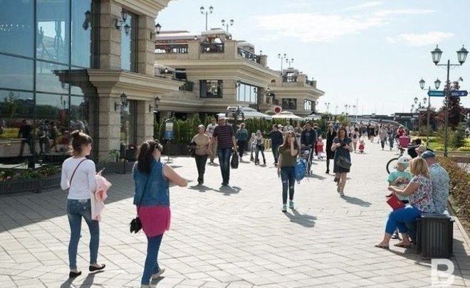 «Моя ладонь превратилась в кулак»: на Кремлевской набережной десятки казанцев перепели «Кукушку» — видео