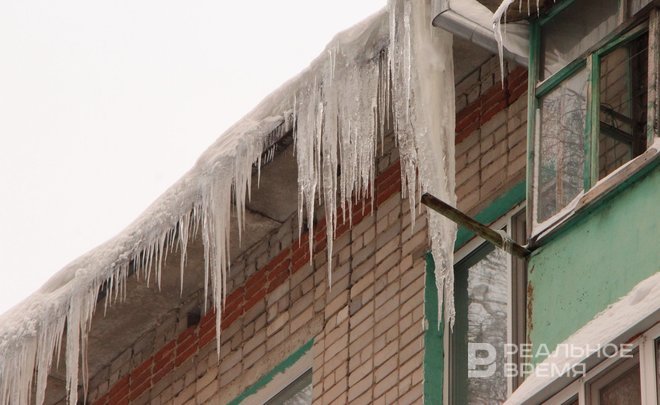 Житель Казани отсудил у УК более 300 тысяч рублей за упавшую на машину глыбу