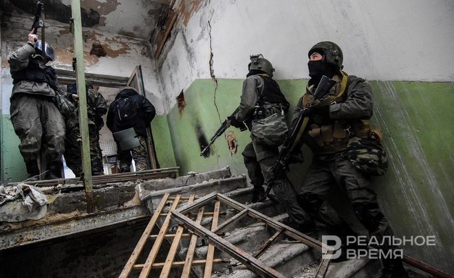 Силовики в Подмосковье штурмуют коттедж, который захватил мужчина с автоматом