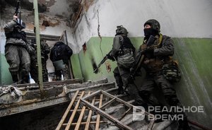 Силовики в Подмосковье штурмуют коттедж, который захватил мужчина с автоматом