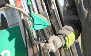 Нефтяников обязали продавать бензин АЗС по рыночным ценам