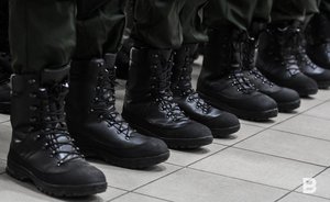 Госдума приняла поправку об упрощенной выдаче ВНЖ заключившим контракт с ВС России