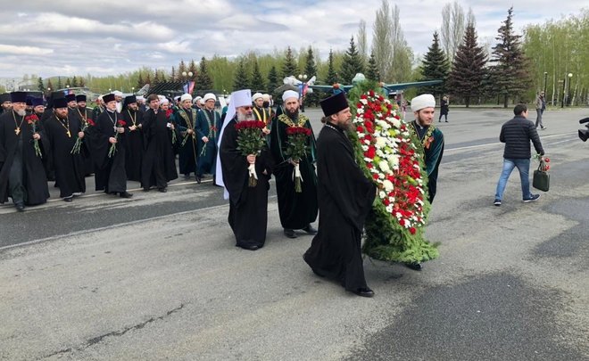 Митрополит Казанский и муфтий Татарстана возложили цветы к мемориалу Славы