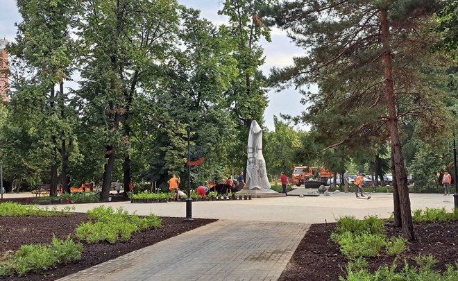 В Казани завершается благоустройство сквера у филармонии — там установили памятник Рашиту Вагапову