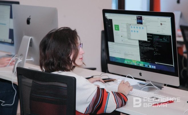 Больше половины заграничных сотрудников российских компаний хотели бы получать зарплату в валюте