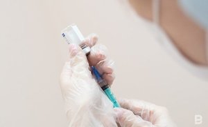 Гинцбург назвал глупым подходом решение переждать, пока другие вакцинируются от COVID-19