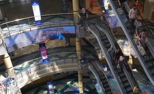 В казанском ТЦ «Кольцо» очевидцы бросились на помощь к ребенку, у которого затянуло ногу в эскалатор