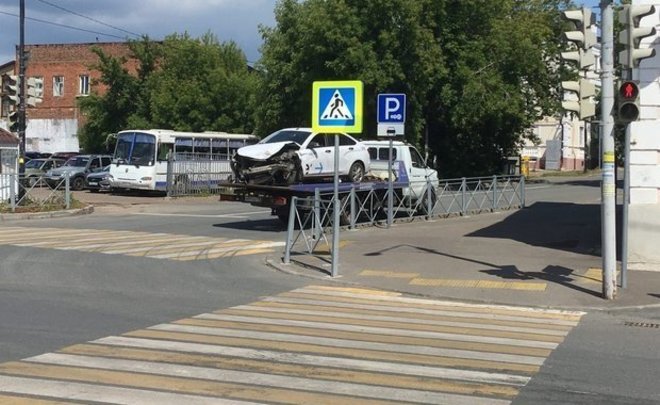 В Сети появилось видео с места ДТП у ТЦ «Бахадир» в Казани — пешеход в последний момент отбежал в сторону