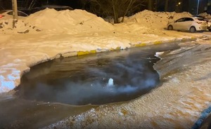 На улице Павлюхина в Казани прорвало канализацию