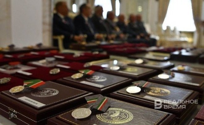 Рустам Минниханов наградил татарстанцев медалью «За доблестный труд»