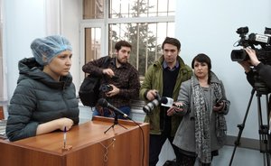 Суд на месяц заключил под стражу мать, подозреваемую в нападении на своих детей