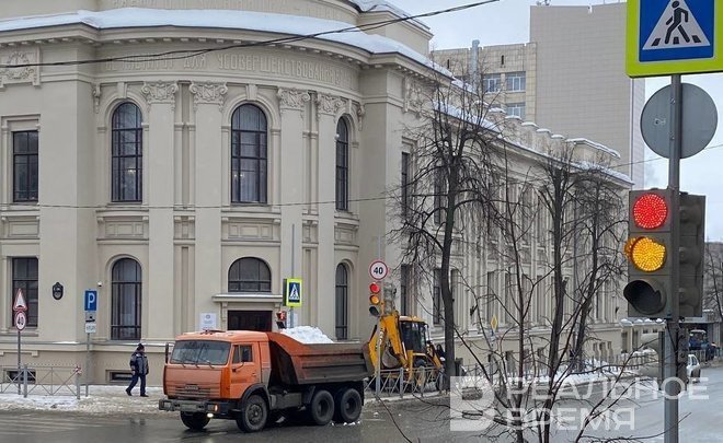 Коммунальщики вычищают подъездные пути к месту прощания с Маратом Садыковым