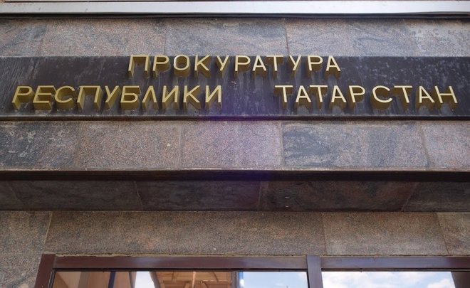 Казанских студентов обвинили в вандализме: разрисовали памятник и беседку у КФУ