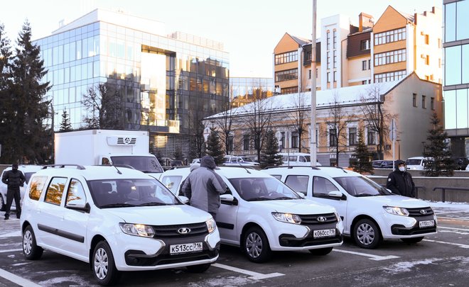 Медучреждениям Казани передали 37 автомобилей Lada Largus