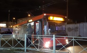 В Казани на Ломжинской столкнулись автобус и машина — на участке образовалась пробка