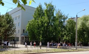 Около Казанского медколледжа заметили толпу — выпускники ждут получения дипломов