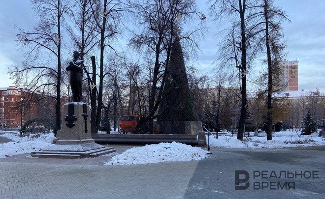 В казанском сквере филармонии установили новогоднюю елку