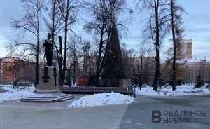 В казанском сквере филармонии установили новогоднюю елку