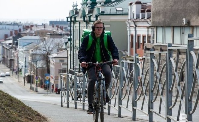 В Казани на видео сняли курьера-зацепера на велосипеде