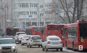 За сутки казанские дорожники высыпали 952 тонны противогололедных средств на улицы города