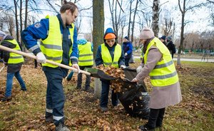 Сотрудники «Нижнекамскнефтехима» вышли на уборку центрального проспекта города