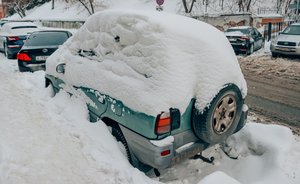 Челнинские власти получили предостережение от экологов за грязный снег на газонах