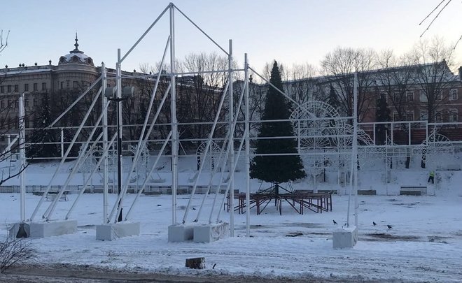 Елку в казанском парке «Черное озеро» устанавливают на катке