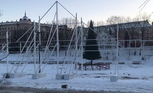 Елку в казанском парке «Черное озеро» устанавливают на катке