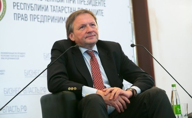 Титов считает, что шампанским должно называться прежде всего игристое вино, произведенное во Франции