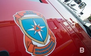 В Татарстане двое мужчин, катаясь на снегоходе, упали с обрыва на лед реки — один из них погиб