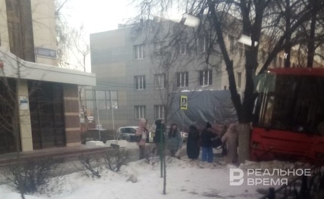 В Казани около Советской площади автобус въехал в дерево